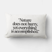 "Nature Does Not Hurry" - Citation Zen Inspirante ランバークッション (正面)