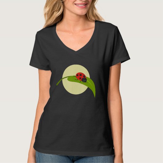Nature Wildlife Flowers Gardening Ladybugs Tシャツ (正面)