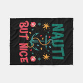 Naughty But Nice Funny Nautical Christmas Pun Joke フリースブランケット (正面(横))