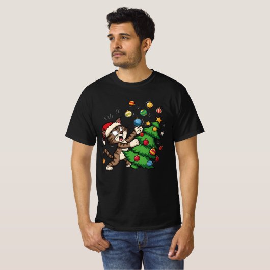 Naughty Christmas Cat – Funny Cat Knocking On Tree Tシャツ (正面フル)