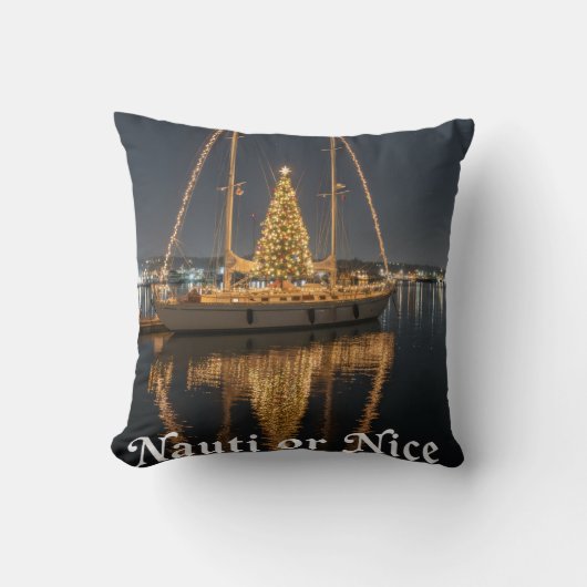 "Nauti" あるいは Nice" - 祝祭的なヨットのクリスマス クッション (正面)