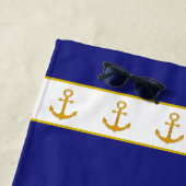 Nautical, Elegant Golden Anchors on Navy Blue ビーチタオル (インサイチュ)