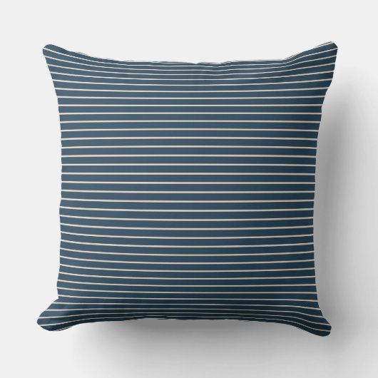 Nautical Navy Blue and White Stripes Design クッション (正面)