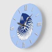 Nautilusシェル – ネイビー、ホワイト、ライトブルー ラージ壁時計 (傾斜)