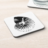 Nautilusシェル – 黒、灰色、白 コースター (左側)