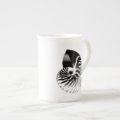 Nautilusシェル – 黒、灰色、白 ボーンチャイナマグカップ (正面右)