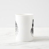Nautilusシェル – 黒、灰色、白 ボーンチャイナマグカップ (正面)