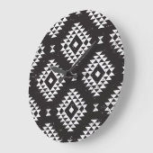 Navajo Geometric:白黒Tribal. ラージ壁時計 (傾斜)