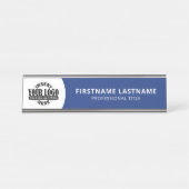 Navy モダン Blue and White – ロゴ、名前、タイトルの追加 デスクネームプレート (正面)