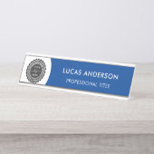 Navy モダン Blue and White – ロゴ、名前、タイトルの追加 デスクネームプレート (正面)