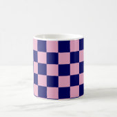 Navy Blue and Light Pink Checkerboard Pattern コーヒーマグカップ (中央)