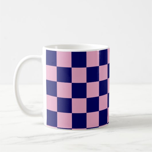 Navy Blue and Light Pink Checkerboard Pattern コーヒーマグカップ (左)