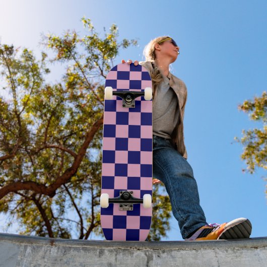 Navy Blue and Light Pink Checkerboard Pattern スケートボード (室外1)