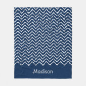 Navy Blue And White Squiggly Chevron Pattern フリースブランケット (正面)