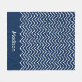 Navy Blue And White Squiggly Chevron Pattern フリースブランケット (正面(横))