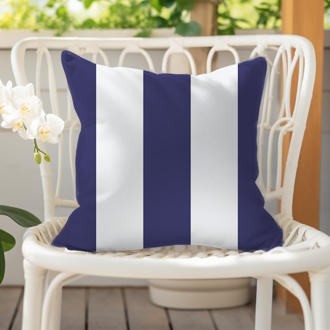 Navy Blue and White Vertical Awning Stripes アウトドアクッション (クリエイターアップロード済み)