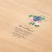 Navy Blue Blush Pink Floral Wedding アクリル招待状 (レイダウン)