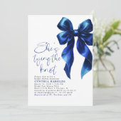 Navy Blue Bow She's Tying the Knot Bridal Shower 招待状 (スタンド正面)
