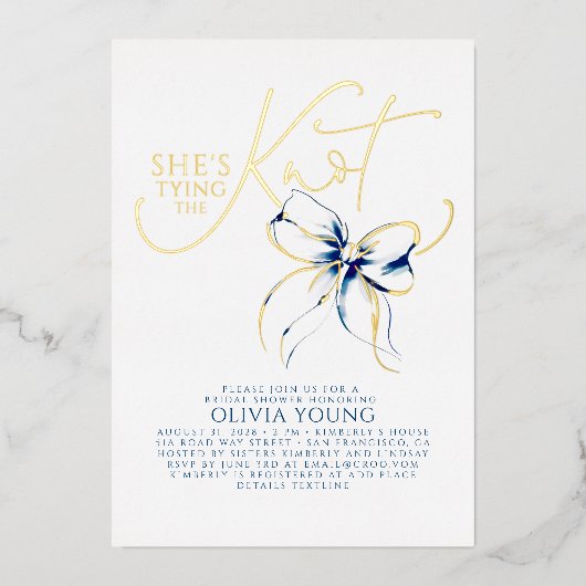 Navy Blue Bow She's Tying The Knot Bridal Shower 箔招待状 (正面)