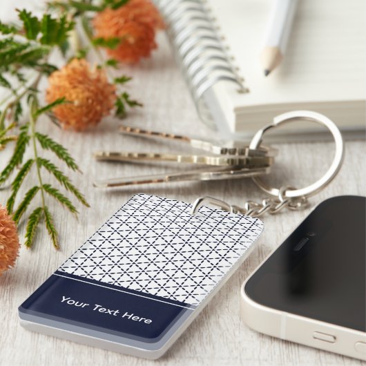 Navy Blue Geometric Pattern on White キーホルダー (正面右)