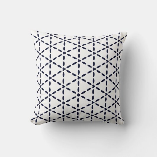 Navy Blue Geometric Pattern on White クッション (正面)