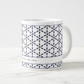 Navy Blue Geometric Pattern on White ジャンボコーヒーマグカップ (正面右)