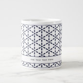 Navy Blue Geometric Pattern on White ジャンボコーヒーマグカップ (正面)