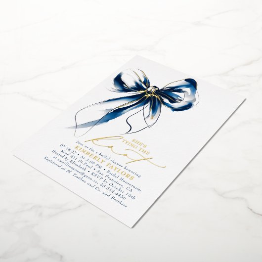 Navy Blue Gold Bow Elegant Whimsical Bridal Shower 箔招待状 (回転した状態)