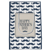 Navy Blue Mustache Pattern Happy Father's Day ミディアムペーパーバッグ (裏面)