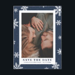 Navy Blue Winter Wedding Save The Date Photo 案内ポストカード<br><div class="desc">ネイビーブルーの冬の結婚式を発表しエレガントて、これらの休日は日付の写真はがきを保存する。自分のイメージで簡単にパーソナライズし、この冬の結婚式の文字または背景色を変更する日付の写真はがきを保存。</div>