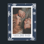 Navy Blue Winter Wedding Save The Date Photo 案内ポストカード<br><div class="desc">ネイビーブルーの冬の結婚式を発表しエレガントて、これらの休日は日付の写真はがきを保存する。自分のイメージで簡単にパーソナライズし、この冬の結婚式の文字または背景色を変更する日付の写真はがきを保存。</div>