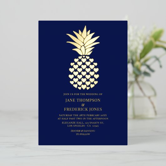 Navy & Gold Tropical Pineapple Wedding 箔招待状 (立ち正面)