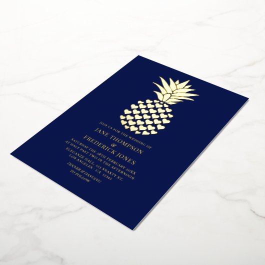 Navy & Gold Tropical Pineapple Wedding 箔招待状 (回転した状態)