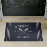Navy | Lake House Rustic Oars Personalized ドアマット<br><div class="desc">Welcome guests to your lakeside abode with this charming rustic doormat that's perfect for your lake house or vacation home. Personalized design features your family name in neutral tan lettering, along with your year established and a pair of crossed oars. Rope stripe detailing on a rich navy blue background completes...</div>