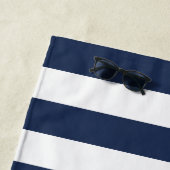 Navy & White Stripe Boat Name ビーチタオル (インサイチュ)