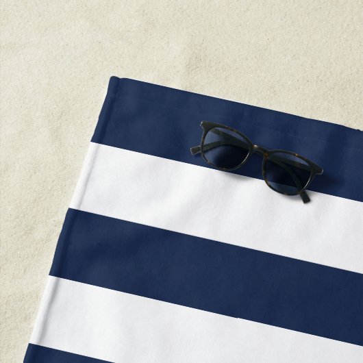 Navy & White Stripe Boat Name ビーチタオル (インサイチュ)