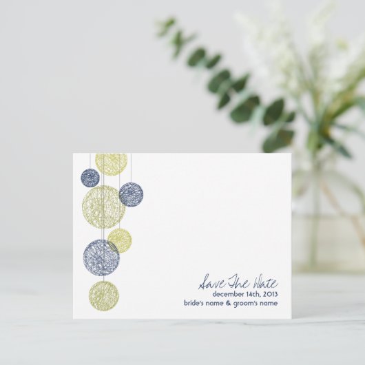 Navy & Yellow Twine Globesの結婚式の日付を保存 案内ポストカード (スタンド正面)