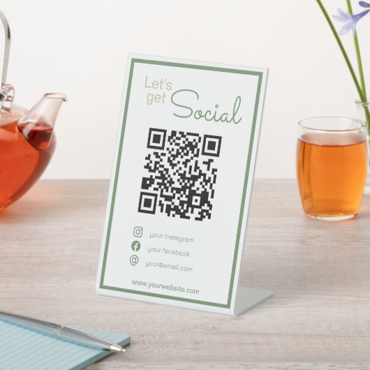 Neatral sage green QRコードは私のソーシャルメディアをスキャンする 台座サイン (インサイチュ)
