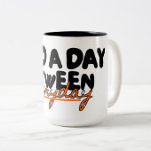 Need a Day Between Everyday Funny  ツートーンマグカップ (正面右)