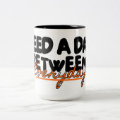 Need a Day Between Everyday Funny  ツートーンマグカップ (中央)