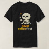 Need Coffee First – Sleepy Morning Humor Tシャツ (デザイン正面)