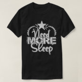 Need More Sleep Funny Sarcastic Lazy Napping Nap L Tシャツ (デザイン正面)