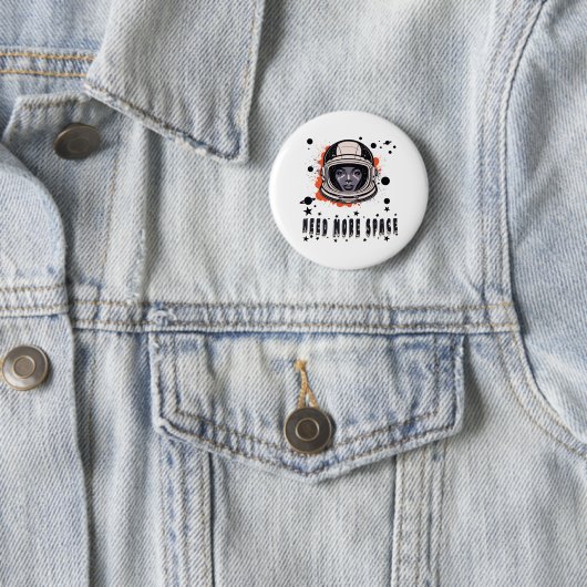 Need More Space Astronaut Button, Cosmic Accessory 缶バッジ (インサイチュ)