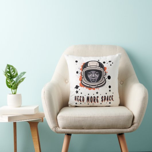 Need More Space – Astronaut Throw Pillow クッション (椅子)