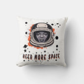 Need More Space – Astronaut Throw Pillow クッション (正面)
