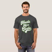 Needs More Garlic Shirt – Funny food Lover design Tシャツ (正面フル)
