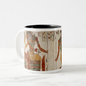 Nefertariは神の前に持って来られます ツートーンマグカップ (正面左)