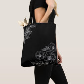 negra con flores blancas personalizable トートバッグ (クローズアップ)
