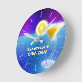 NEON DIVA DEN – トロピカルカクテルパーソナライズされた ラウンド壁時計 (傾斜)