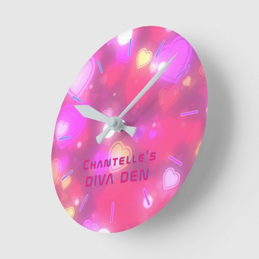 NEON DIVA DEN – ピンクハートガールズパーソナライズされた ラウンド壁時計 (傾斜)